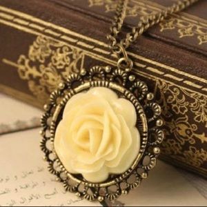 🆕 Vintage Style Pendant Sweater Chain Necklace!